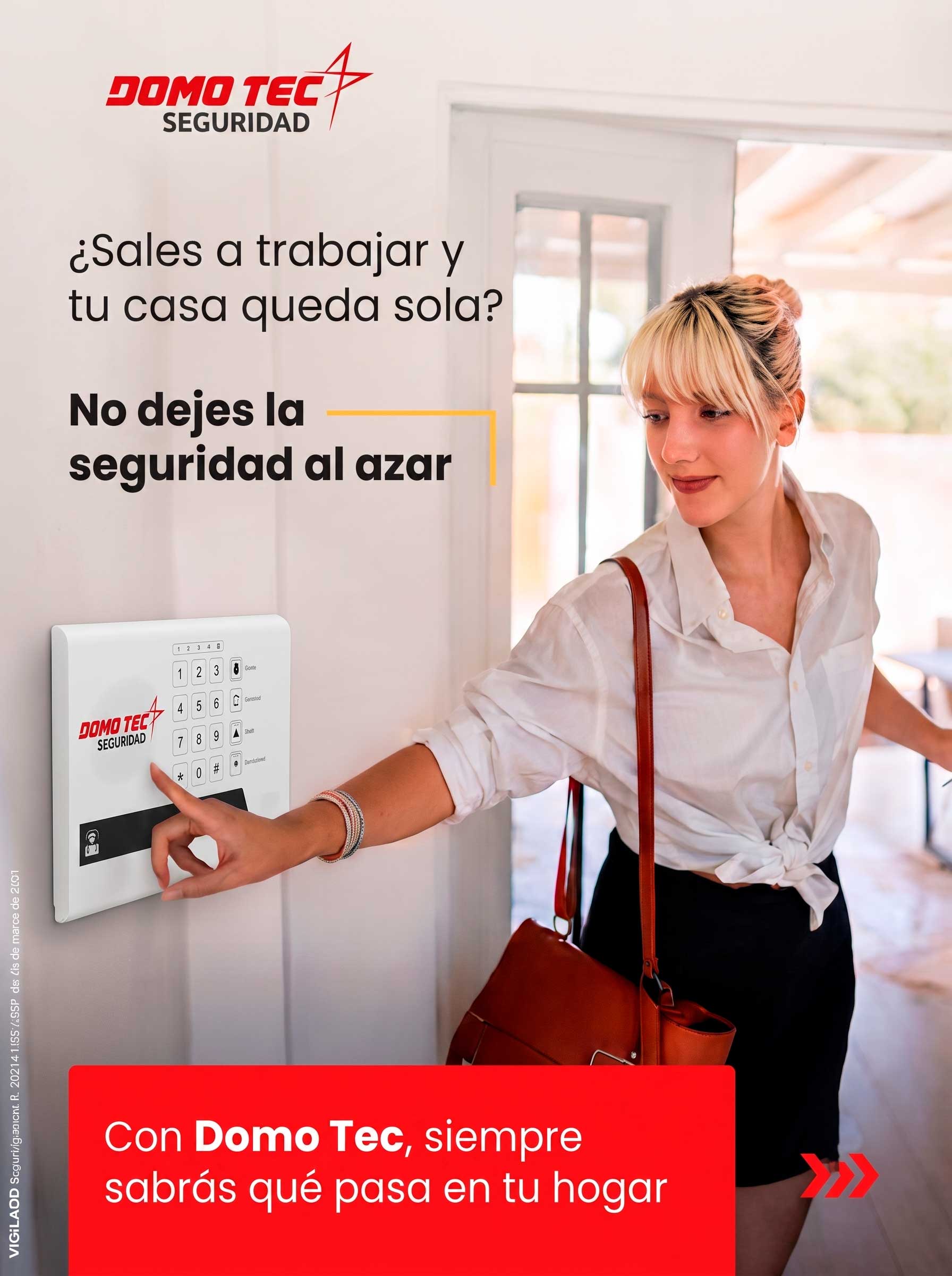 No dejes la seguridad al azar — mujer activando el panel de alarma Domo Tec al salir de casa
