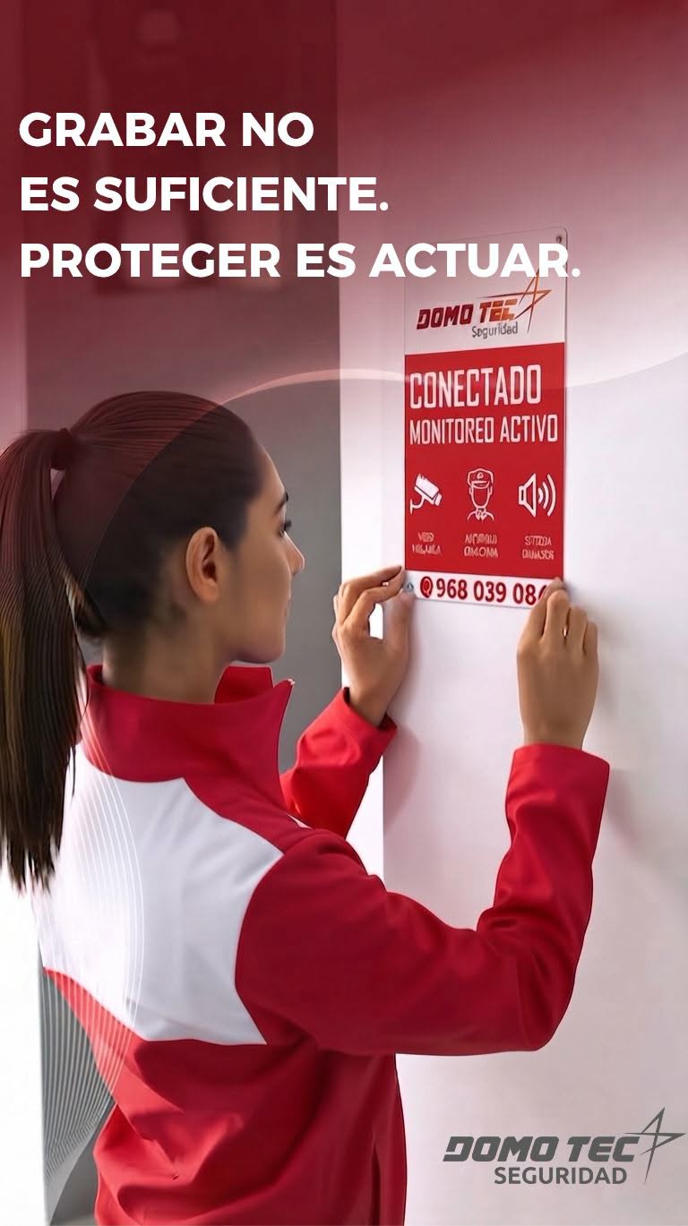 Técnica de Domo Tec instalando el aviso de monitoreo activo